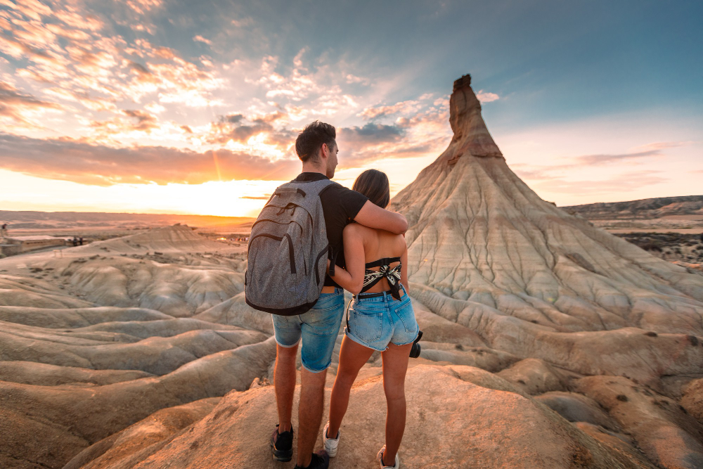 un couple en voyage