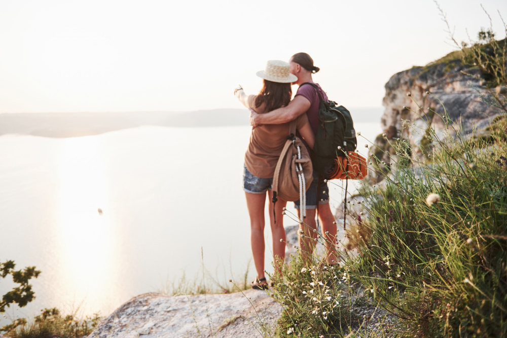 un couple en voyage